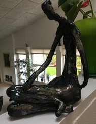 4. Skulptur -raku- slank dame
