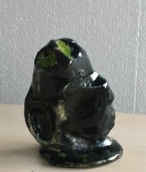 8.Kunstfigur i  i Raku i farven sort grøn sort grøn 