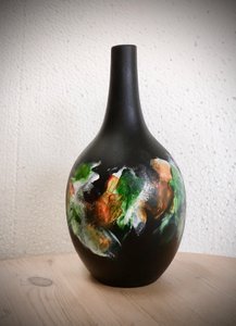 sort vase med slank hals
