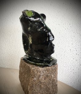 8.Kunstfigur i  i Raku i farven sort grøn sort grøn 