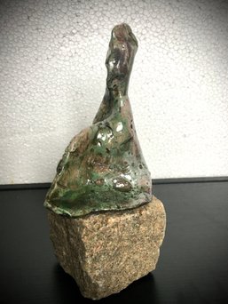 fantasi figur i mintgrøn raku- keramik