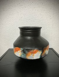 kunstvase kraftig- sort med abstrakt mønster 